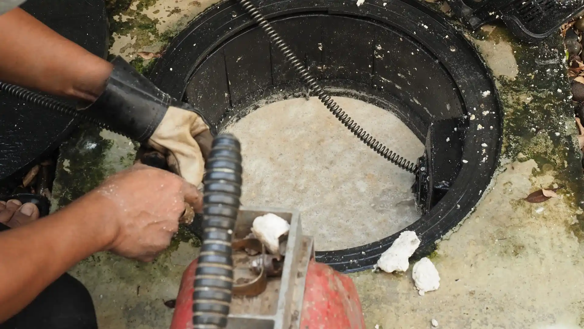 Limpeza de caixa de gordura com máquina de cabo